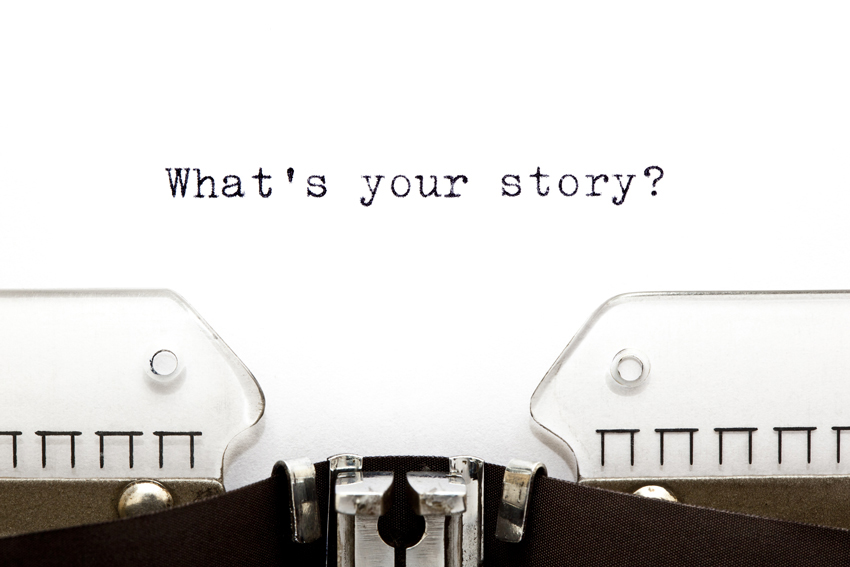 Das Titelbild des Blogs über Storytelling, welches den Vertrieb begeistert, zeigt eine Nahaufnahme einer Schreibmaschine mit einem eingespannten Papier. Darauf steht "what's your story?".